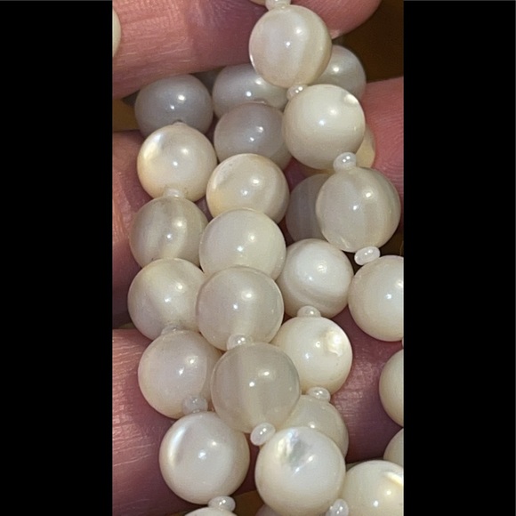 Vintage Mother of Pearl MOP Bead Necklace with Brass Barrel Clasp - Picture 16 of 16